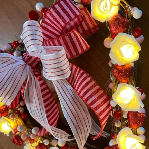 WICKER HEART with LITE WHITE ROSES - Picture 3 of 13